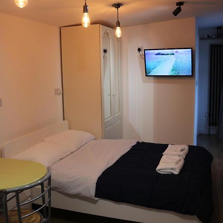ווטפורד Self Contained, Double Bed Studio, Private Kitchen, Private Bath, Walking Distance To Harry Potter מראה חיצוני תמונה