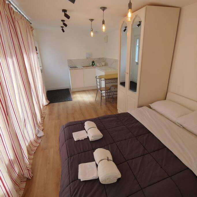 ווטפורד Self Contained, Double Bed Studio, Private Kitchen, Private Bath, Walking Distance To Harry Potter מראה חיצוני תמונה
