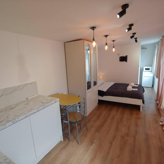 ווטפורד Self Contained, Double Bed Studio, Private Kitchen, Private Bath, Walking Distance To Harry Potter מראה חיצוני תמונה