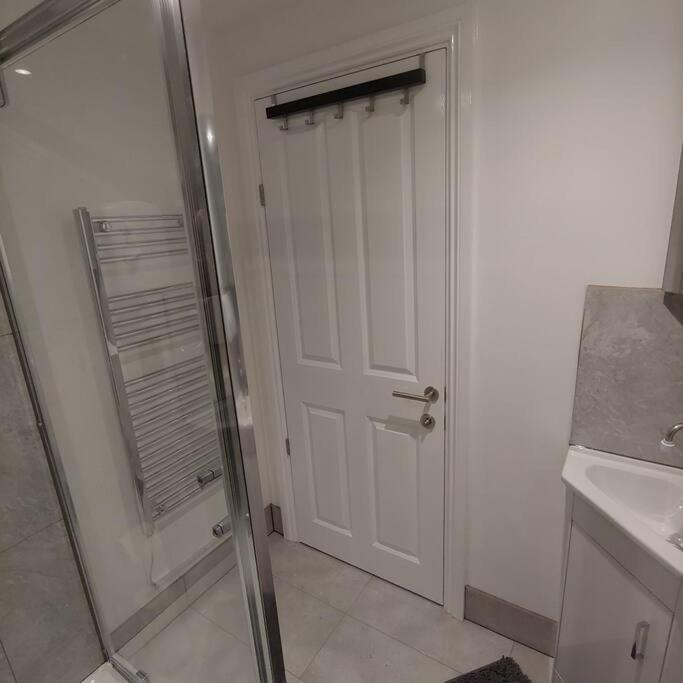 ווטפורד Self Contained, Double Bed Studio, Private Kitchen, Private Bath, Walking Distance To Harry Potter מראה חיצוני תמונה