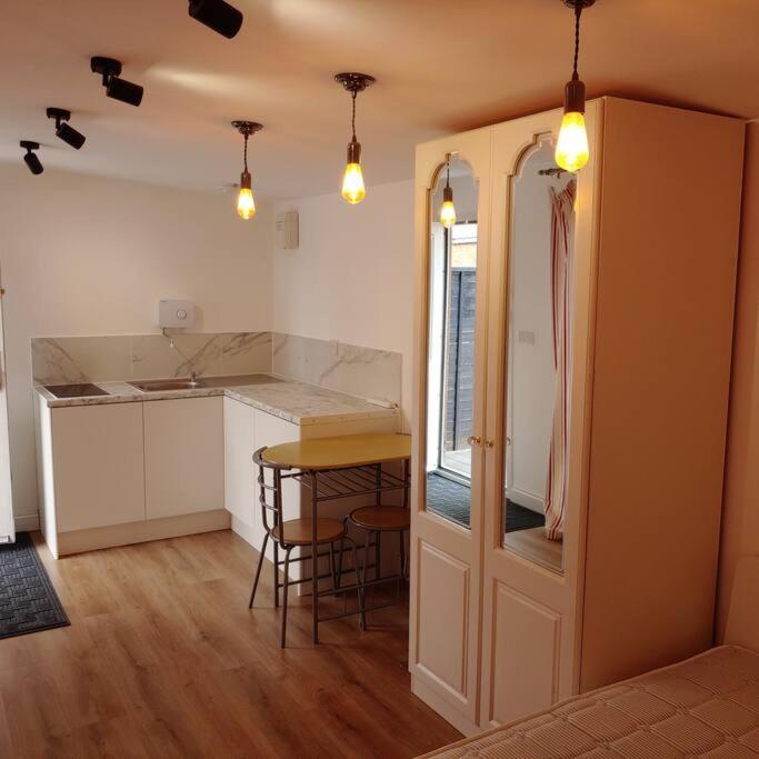 ווטפורד Self Contained, Double Bed Studio, Private Kitchen, Private Bath, Walking Distance To Harry Potter מראה חיצוני תמונה