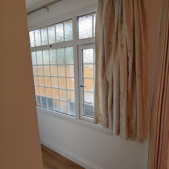 ווטפורד Self Contained, Double Bed Studio, Private Kitchen, Private Bath, Walking Distance To Harry Potter מראה חיצוני תמונה