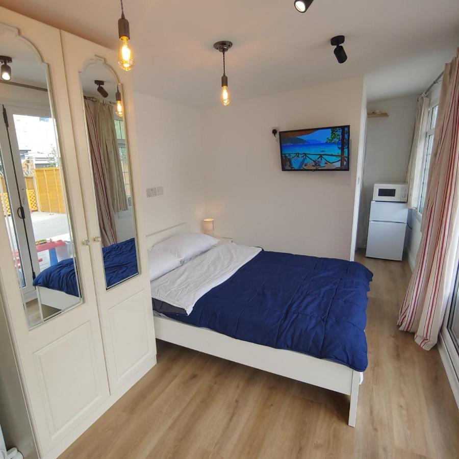 ווטפורד Self Contained, Double Bed Studio, Private Kitchen, Private Bath, Walking Distance To Harry Potter מראה חיצוני תמונה
