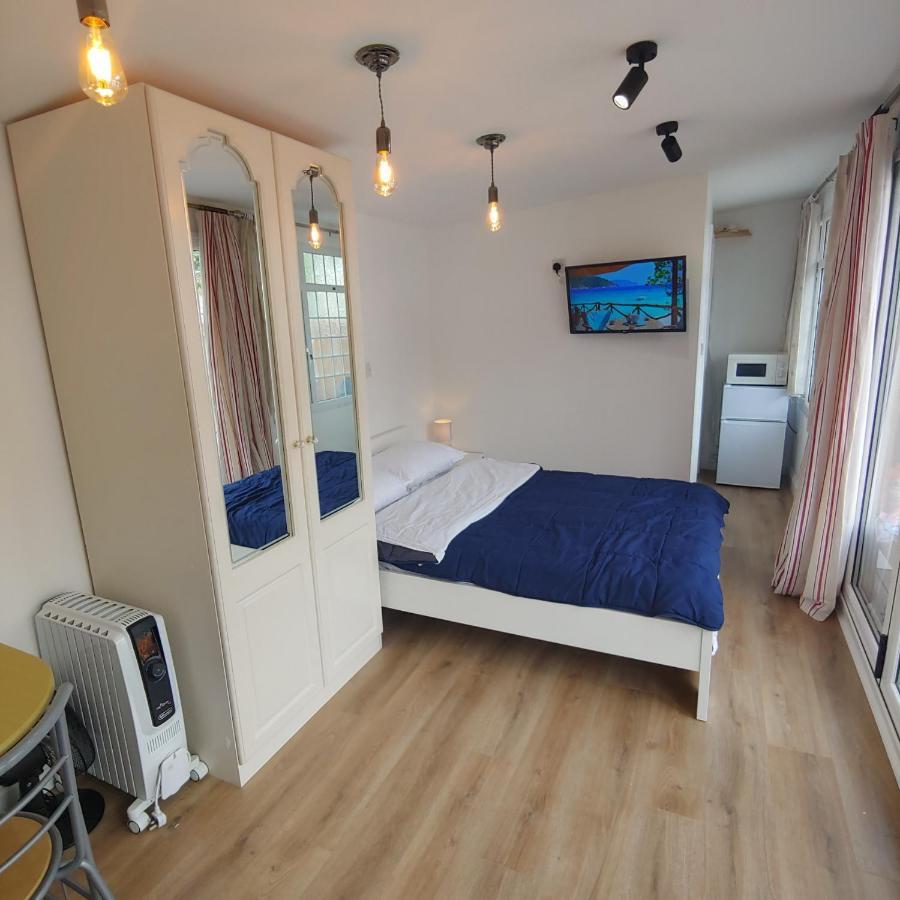 ווטפורד Self Contained, Double Bed Studio, Private Kitchen, Private Bath, Walking Distance To Harry Potter מראה חיצוני תמונה