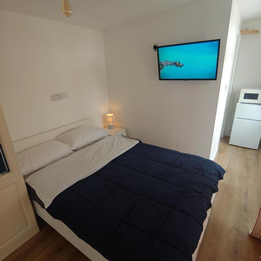 ווטפורד Self Contained, Double Bed Studio, Private Kitchen, Private Bath, Walking Distance To Harry Potter מראה חיצוני תמונה