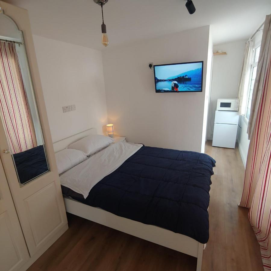 ווטפורד Self Contained, Double Bed Studio, Private Kitchen, Private Bath, Walking Distance To Harry Potter מראה חיצוני תמונה