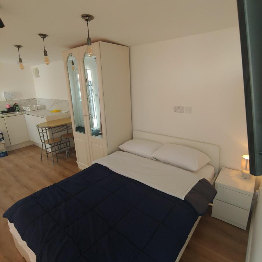 ווטפורד Self Contained, Double Bed Studio, Private Kitchen, Private Bath, Walking Distance To Harry Potter מראה חיצוני תמונה