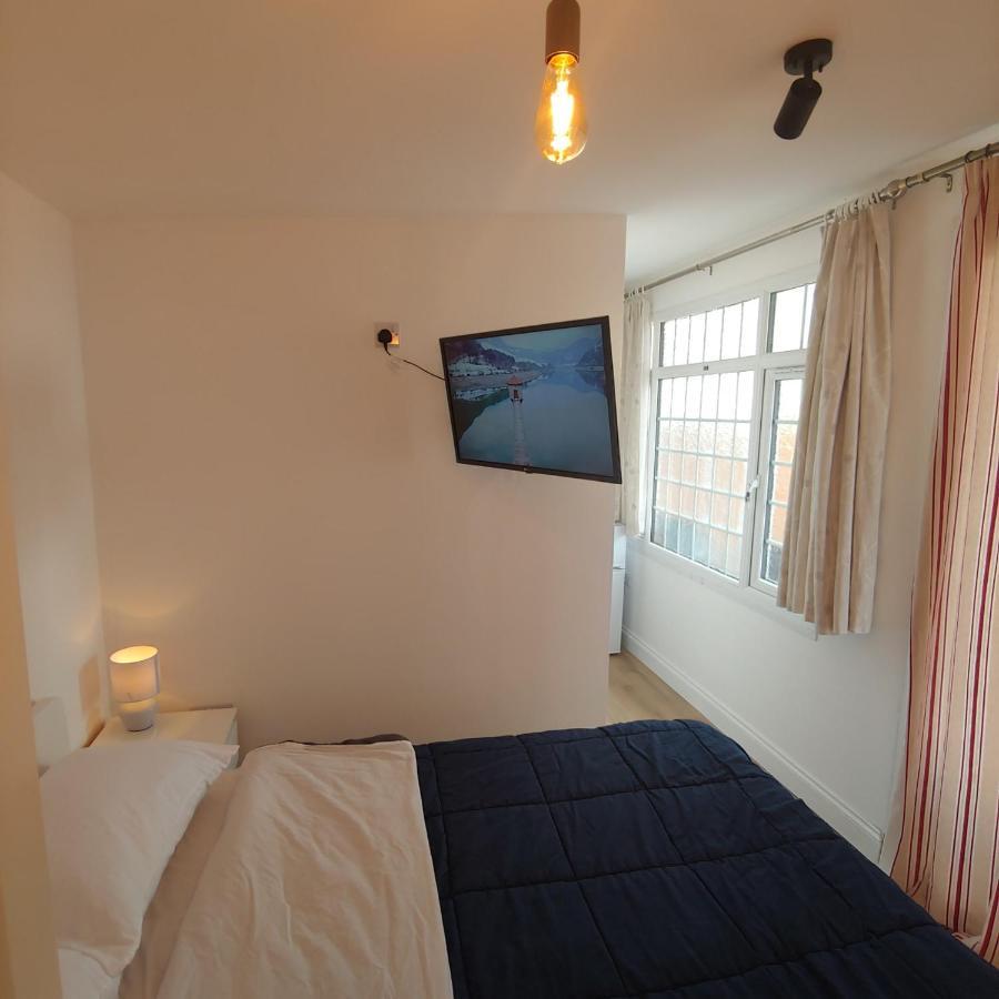 ווטפורד Self Contained, Double Bed Studio, Private Kitchen, Private Bath, Walking Distance To Harry Potter מראה חיצוני תמונה