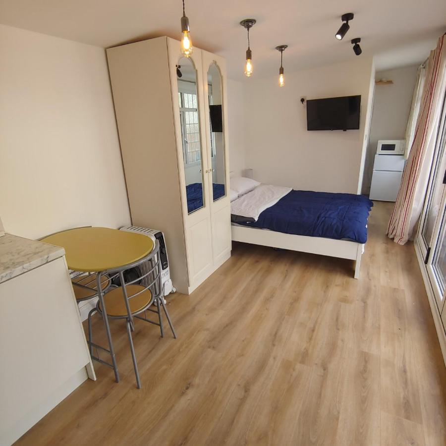 ווטפורד Self Contained, Double Bed Studio, Private Kitchen, Private Bath, Walking Distance To Harry Potter מראה חיצוני תמונה