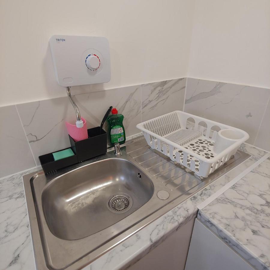 ווטפורד Self Contained, Double Bed Studio, Private Kitchen, Private Bath, Walking Distance To Harry Potter מראה חיצוני תמונה