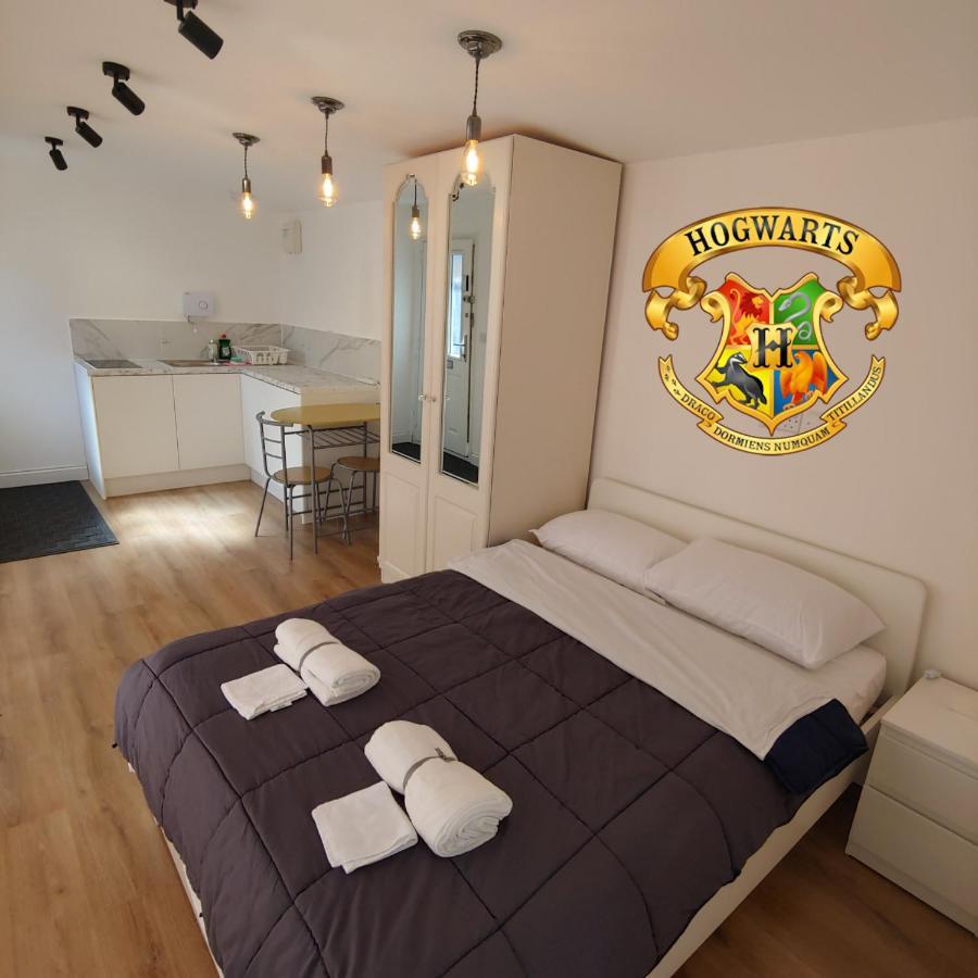 ווטפורד Self Contained, Double Bed Studio, Private Kitchen, Private Bath, Walking Distance To Harry Potter מראה חיצוני תמונה