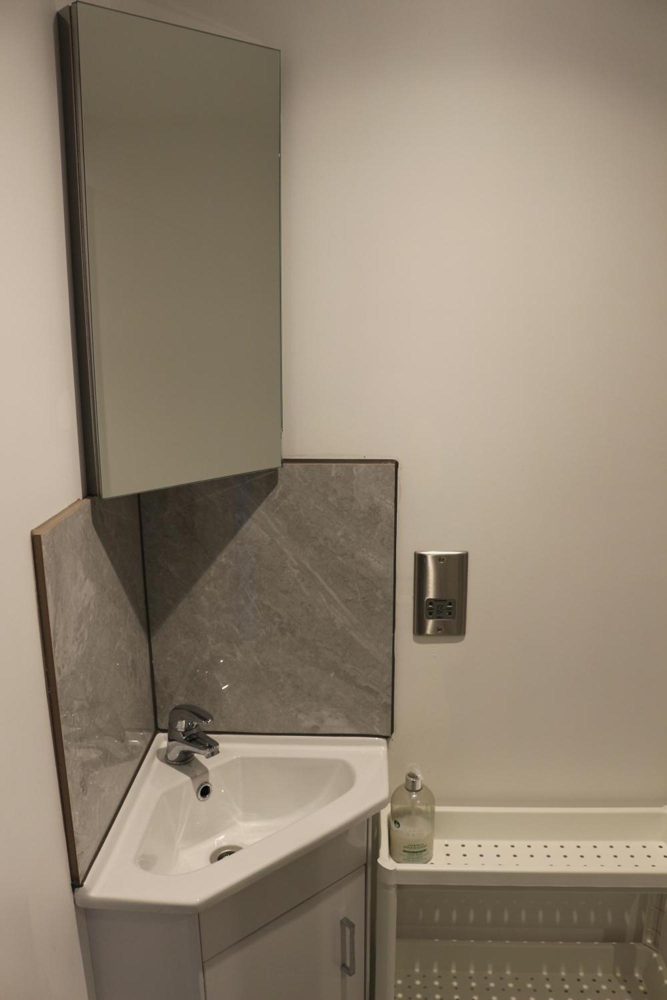 ווטפורד Self Contained, Double Bed Studio, Private Kitchen, Private Bath, Walking Distance To Harry Potter מראה חיצוני תמונה