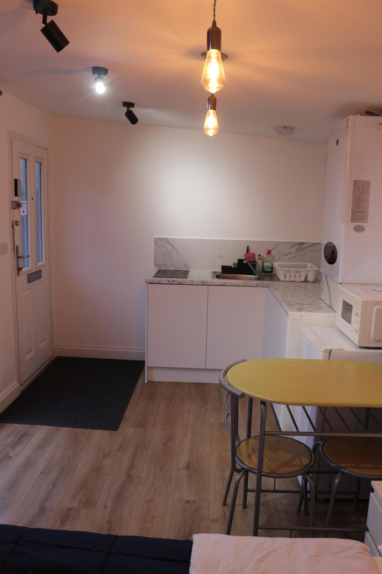ווטפורד Self Contained, Double Bed Studio, Private Kitchen, Private Bath, Walking Distance To Harry Potter מראה חיצוני תמונה