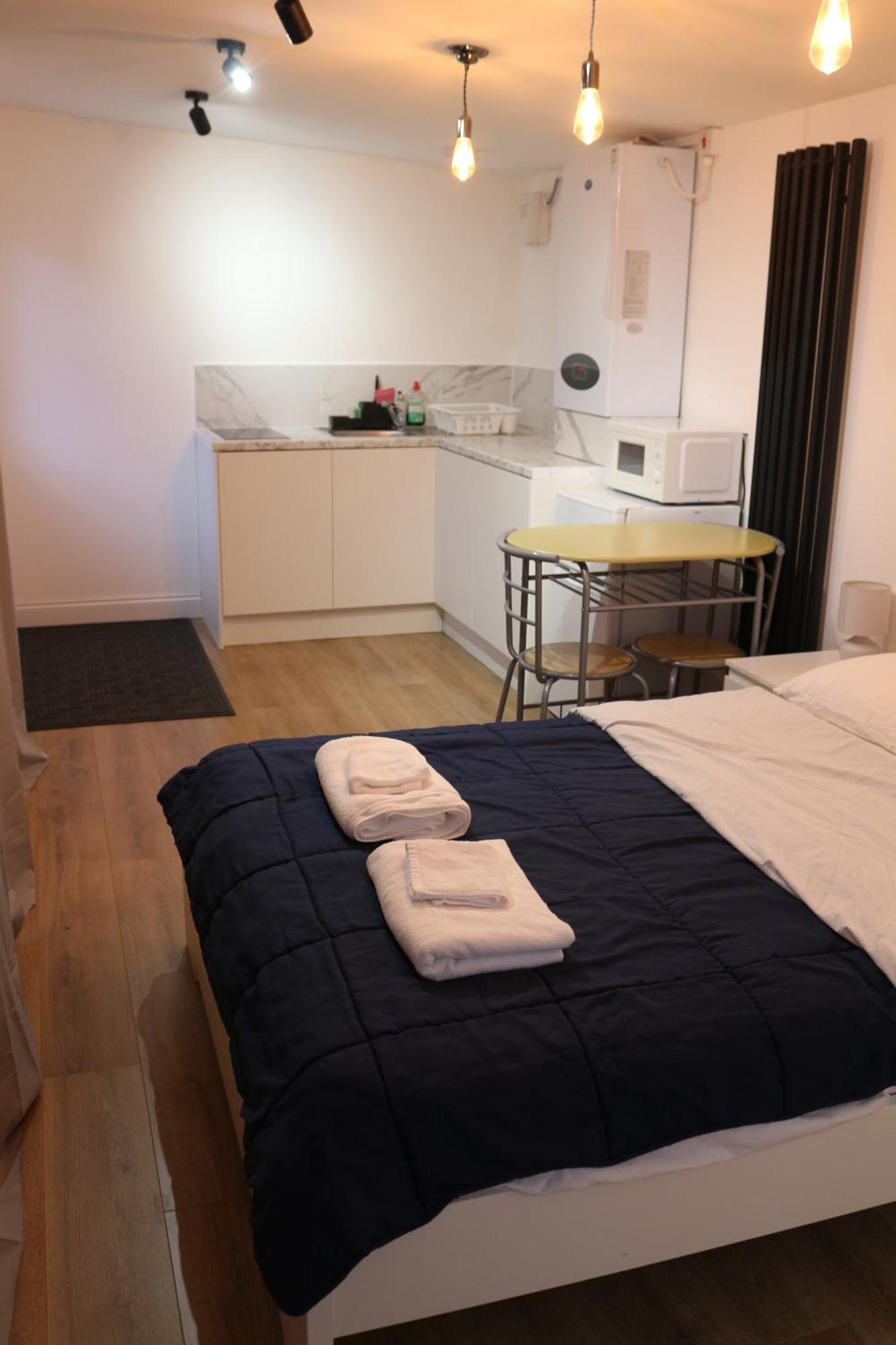 ווטפורד Self Contained, Double Bed Studio, Private Kitchen, Private Bath, Walking Distance To Harry Potter מראה חיצוני תמונה