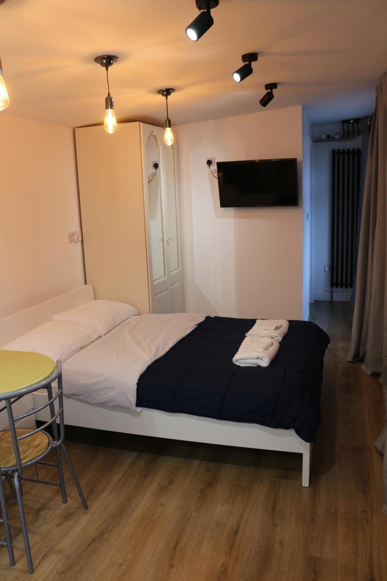 ווטפורד Self Contained, Double Bed Studio, Private Kitchen, Private Bath, Walking Distance To Harry Potter מראה חיצוני תמונה