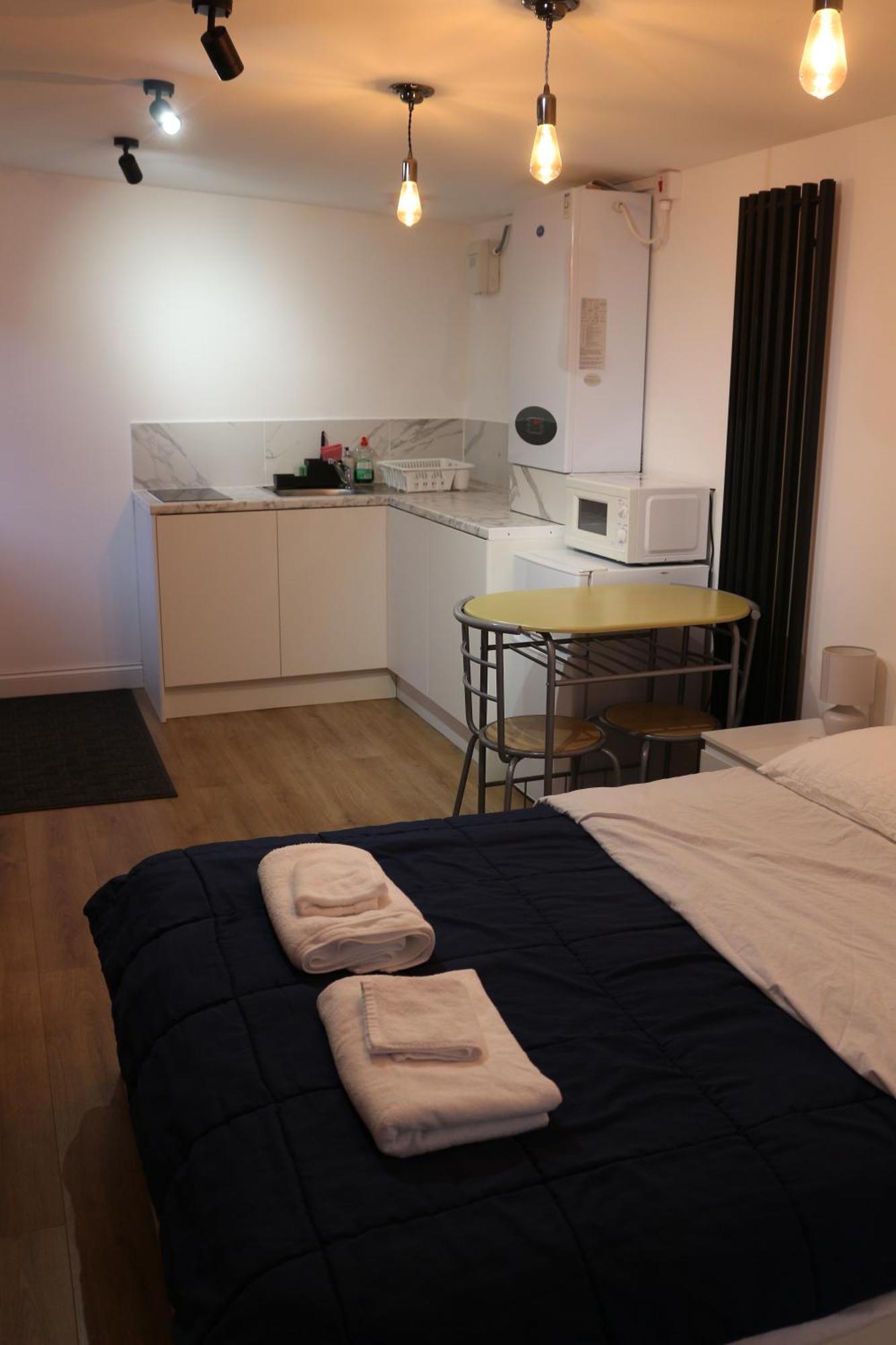 ווטפורד Self Contained, Double Bed Studio, Private Kitchen, Private Bath, Walking Distance To Harry Potter מראה חיצוני תמונה